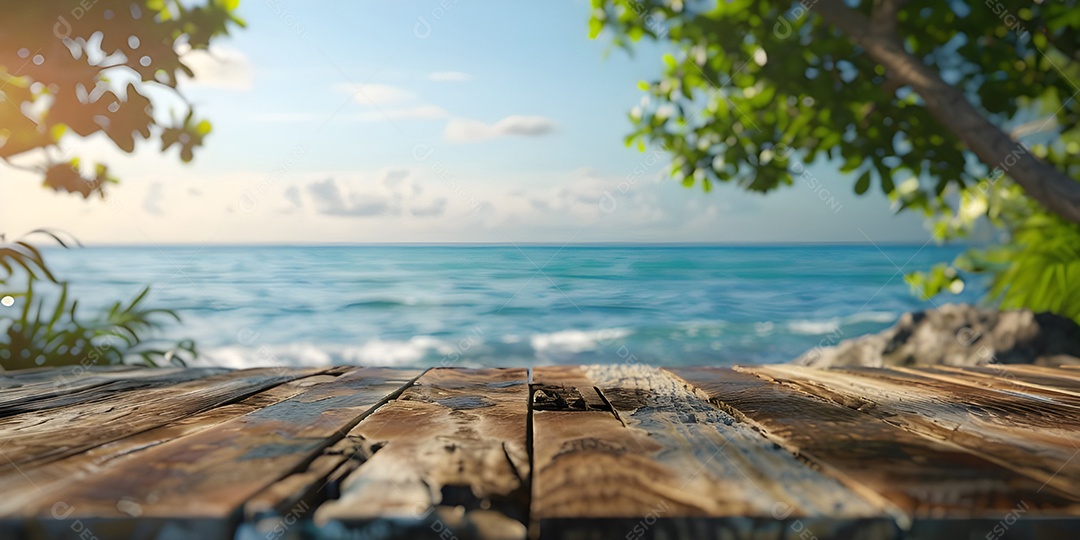 Mesa de madeira vazia para colocação de produtos com fundo do oceano