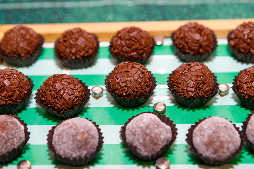 Delicioso brigadeiros sobre uma bancada