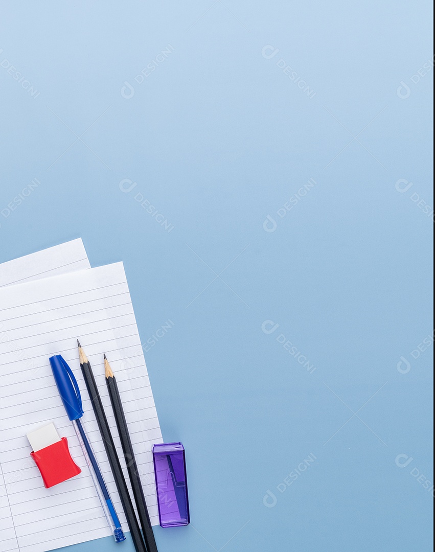 Folhas de papel canetas lápis borrachas e apontador