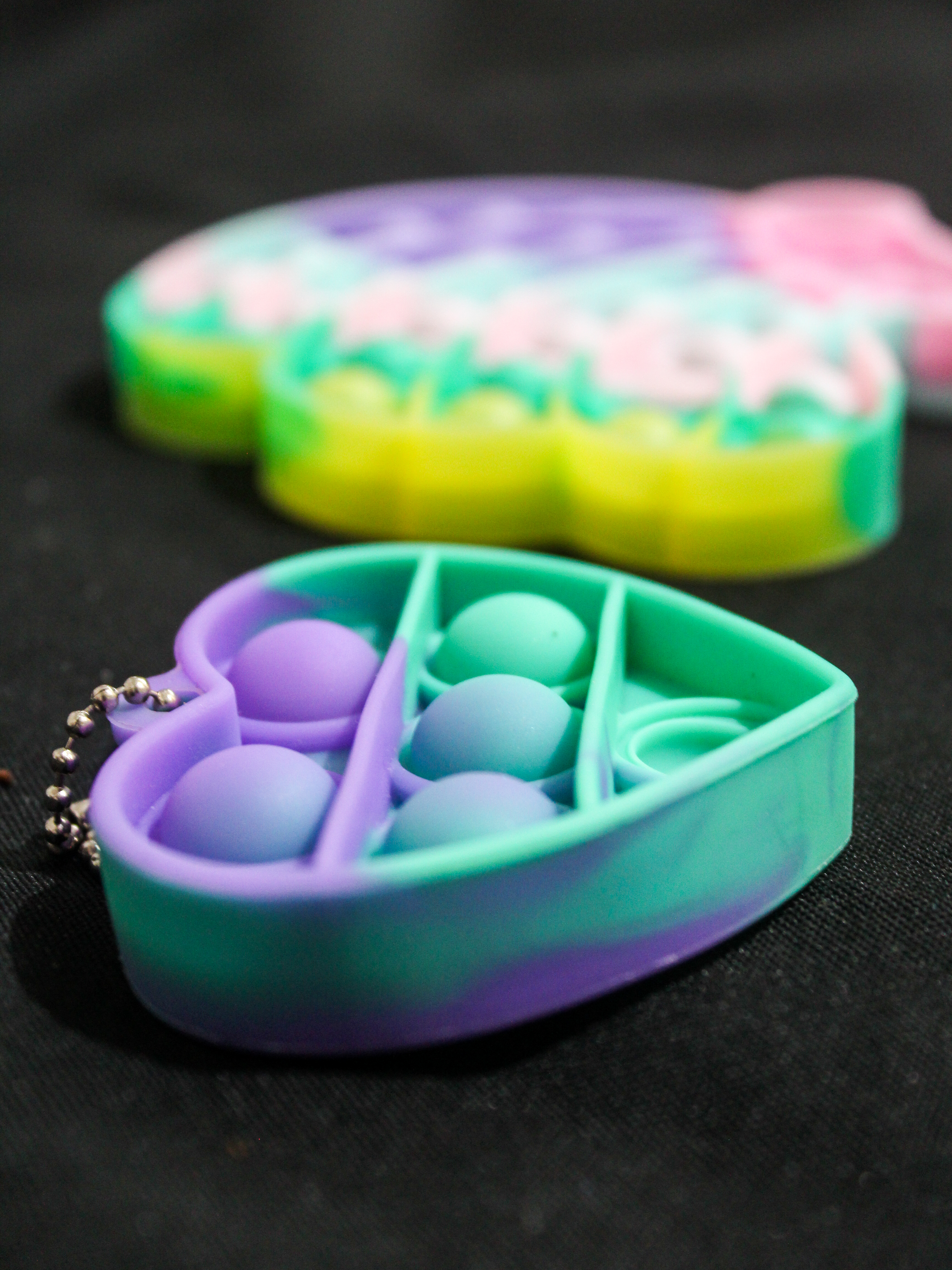 Popti colorido sobre uma mesa