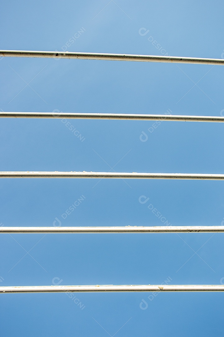 Barras de ferro de uma janela com um lindo céu azul