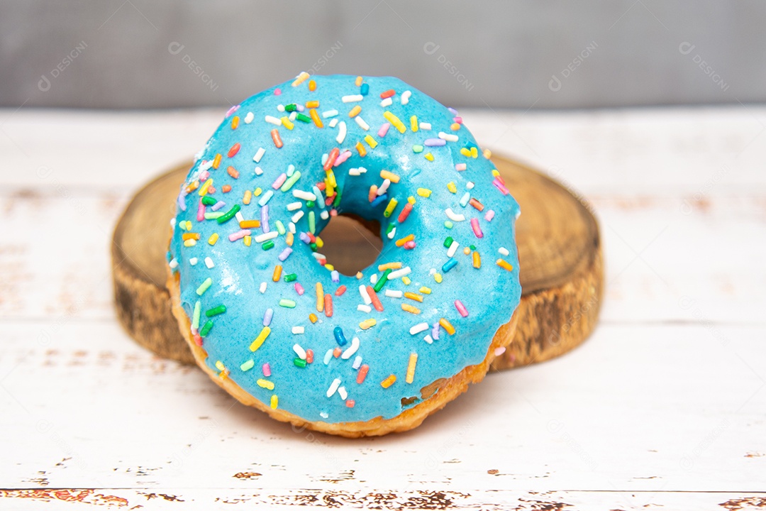 Donuts com cobertura de blue e granulados colorido