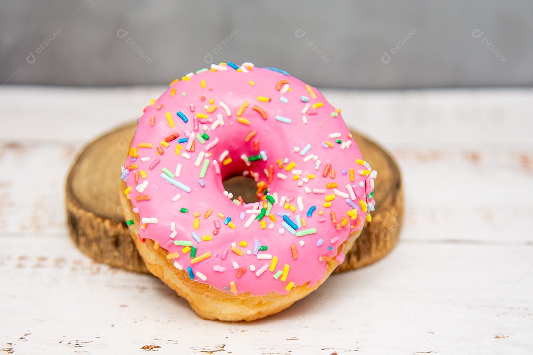 Donuts com cobertura de morango