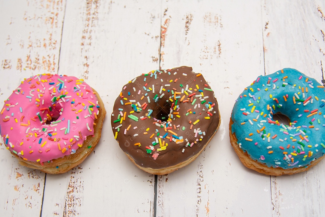 Donuts rosa azul e chocolate com granulado multicolorido