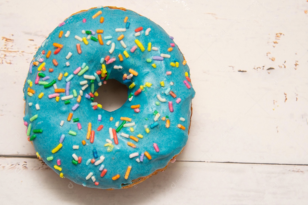 Donut com recheio de blue e granulado colorido