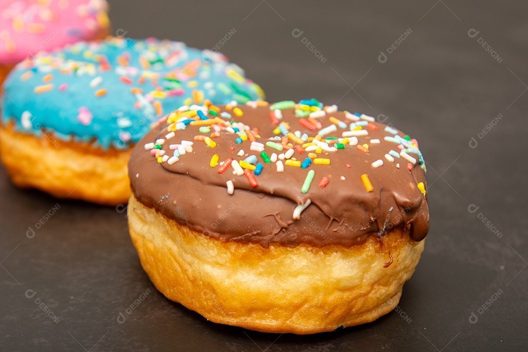 Donuts de chocolate e blue com granulado