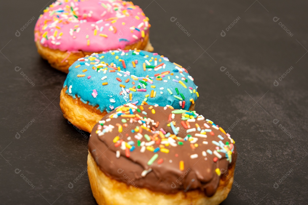 Donuts rosa azul e chocolate com granulado multicolorido