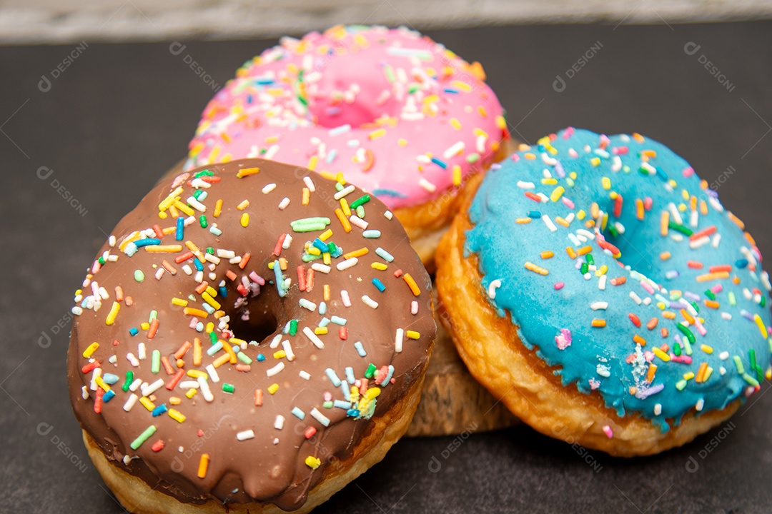 Donuts de morango chocolate e blue com granulados