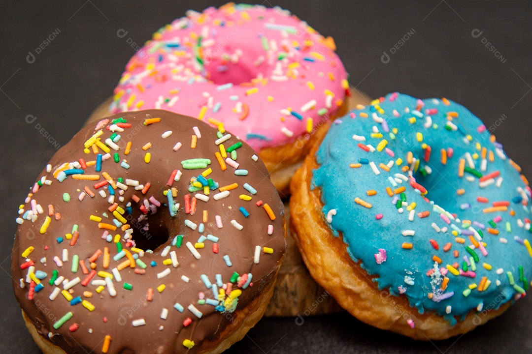 Donuts com cobertura de morango chocolate e blue com granulados