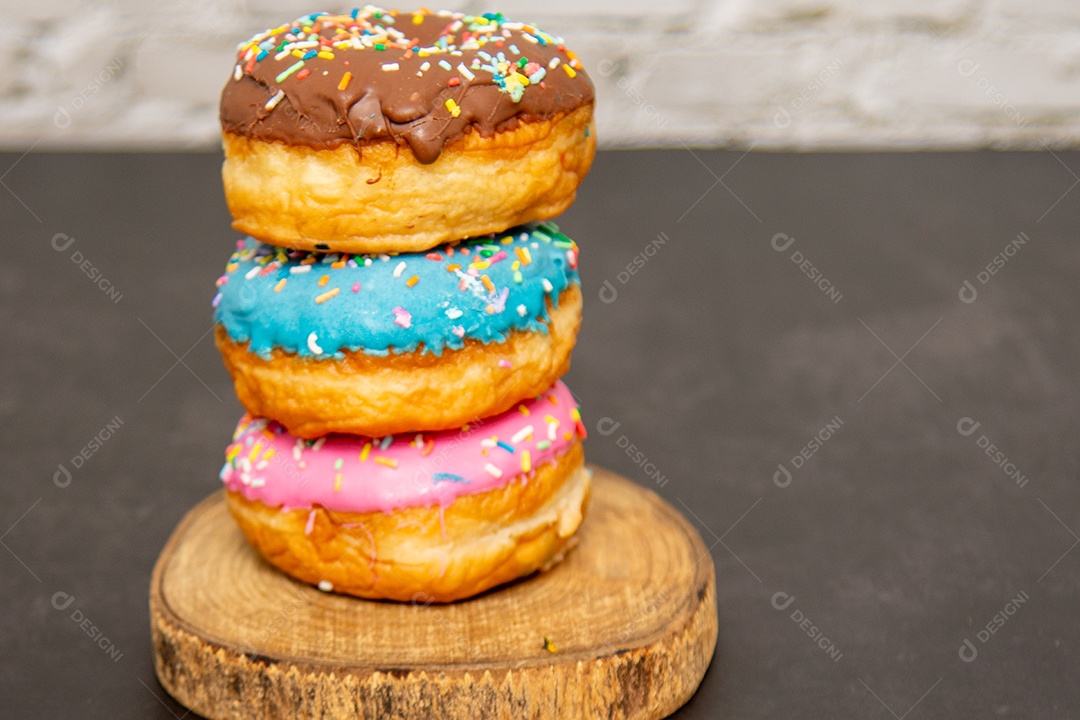 Donuts empilhados coloridos deliciosos