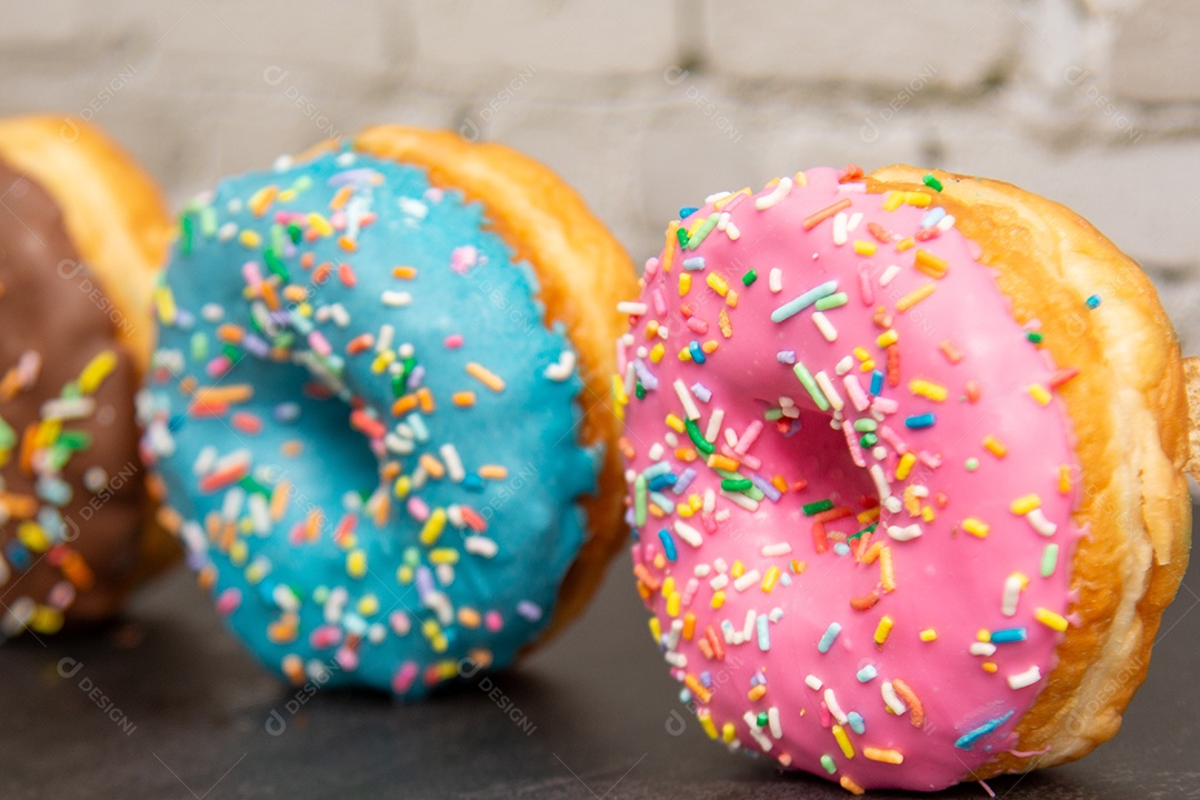 Donuts de morando e blue deliciosos com confetes