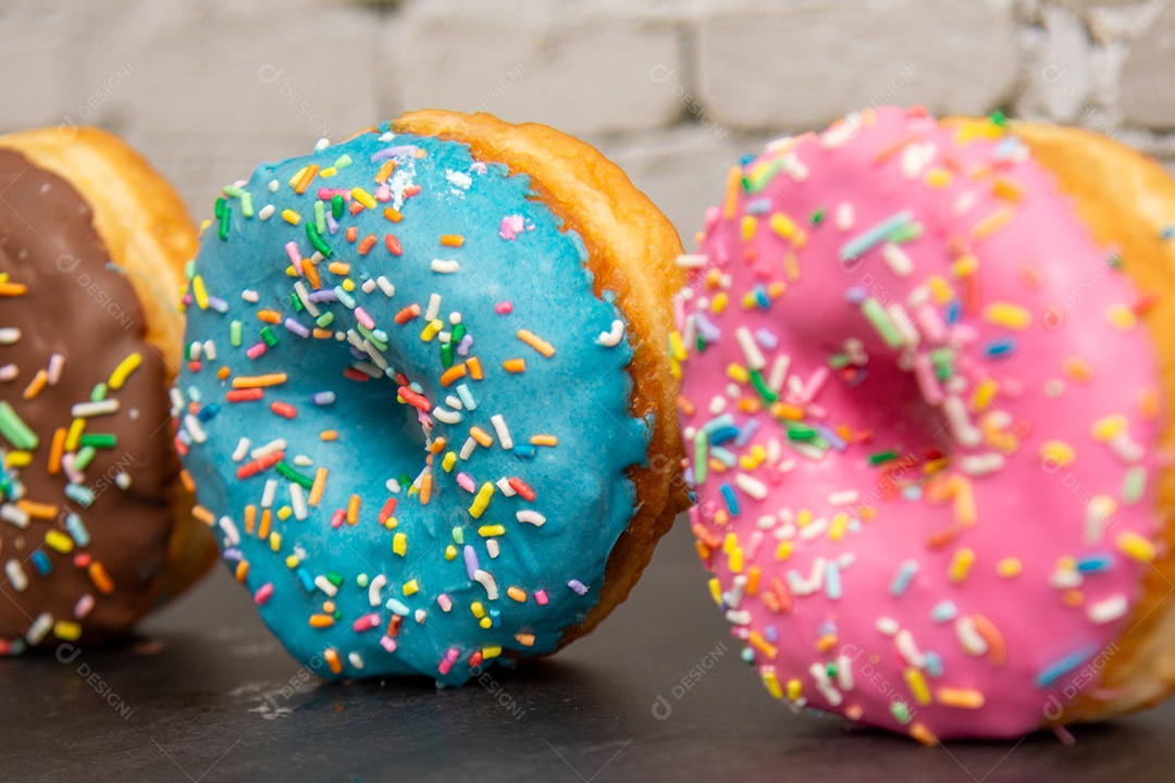 Donuts deliciosos com coberturas coloridas