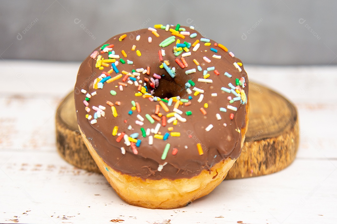 Donuts de chocolate com granulado delicioso