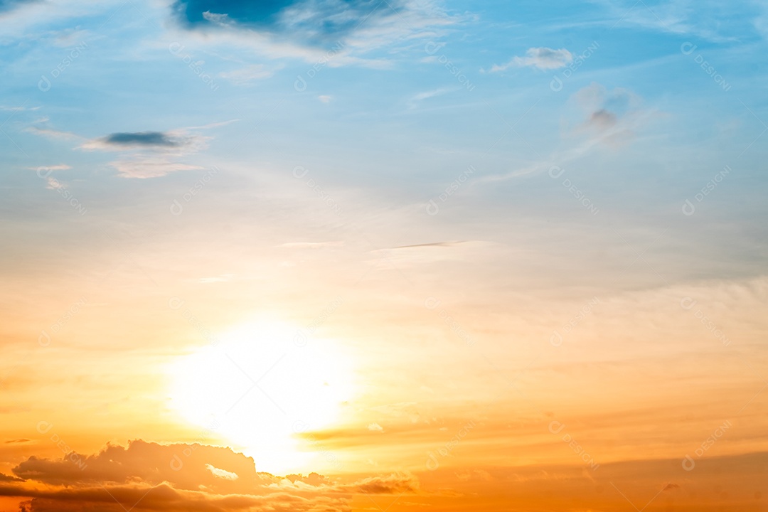 Lindo céu azul contra pôr do sol