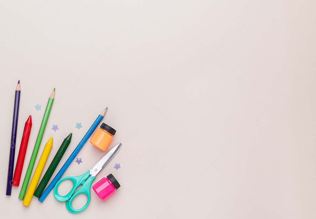 Lápis e giz de cera coloridos tintas e tesoura