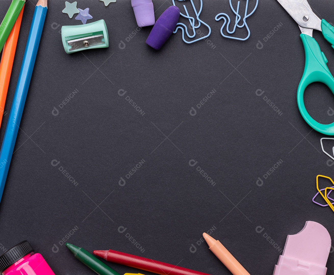 Folha preta lápis de cor apontador borrachas e uma tesoura tinta