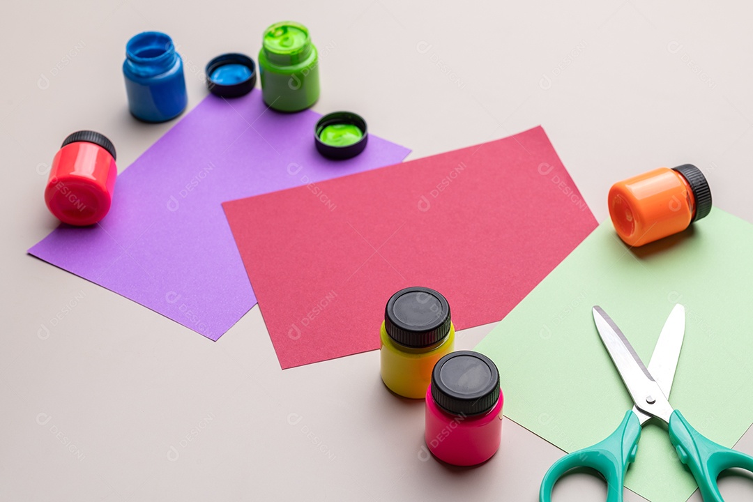 Papéis coloridos tintas e tesouras