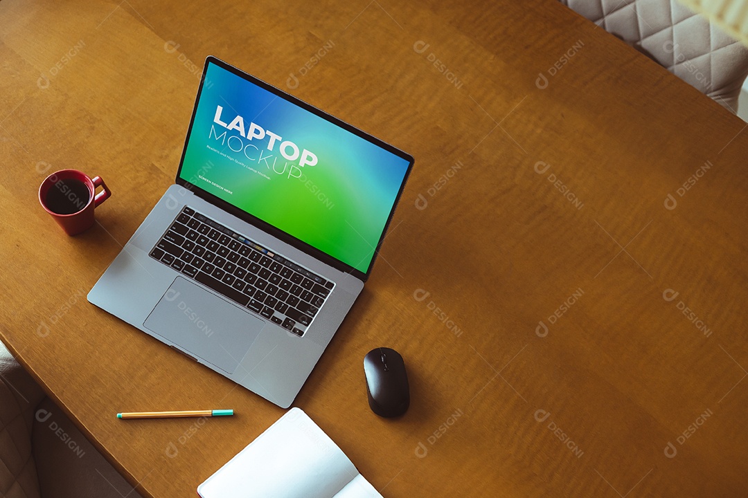 Laptop em Mesa de Madeira PSD Editável Mockup