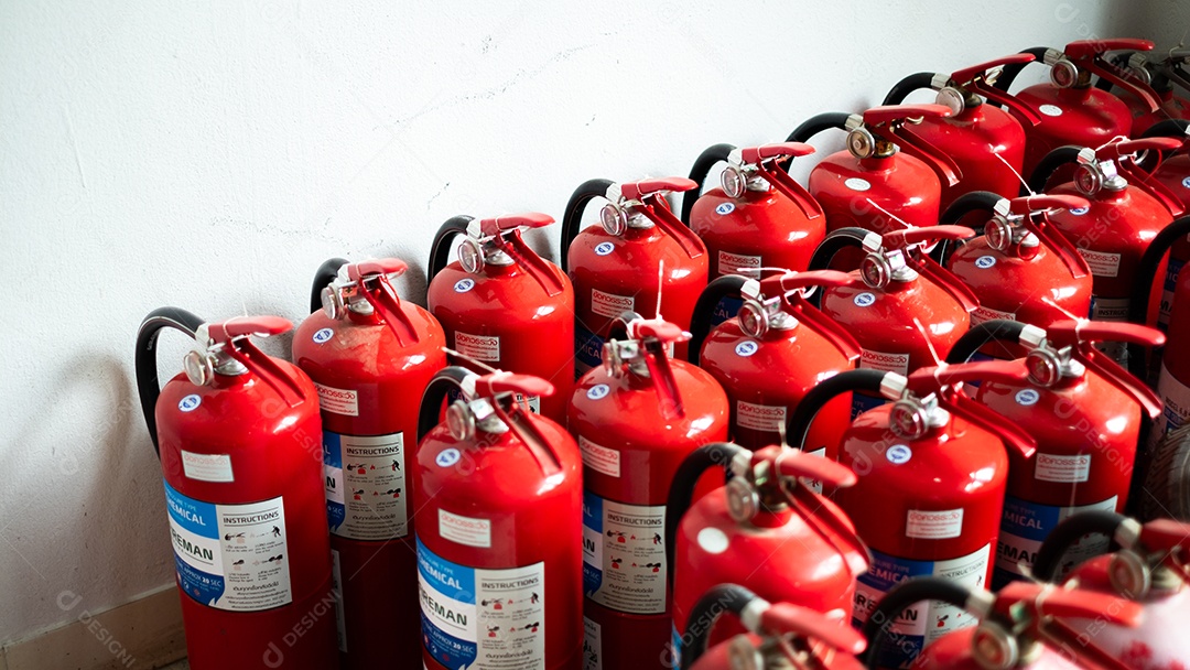 Muitos extintores vermelhos são colocados no chão
