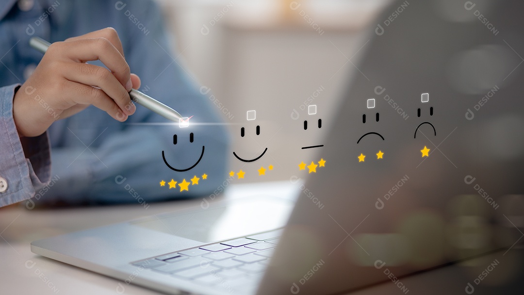 Usuários avaliam experiências de serviço em aplicativos online