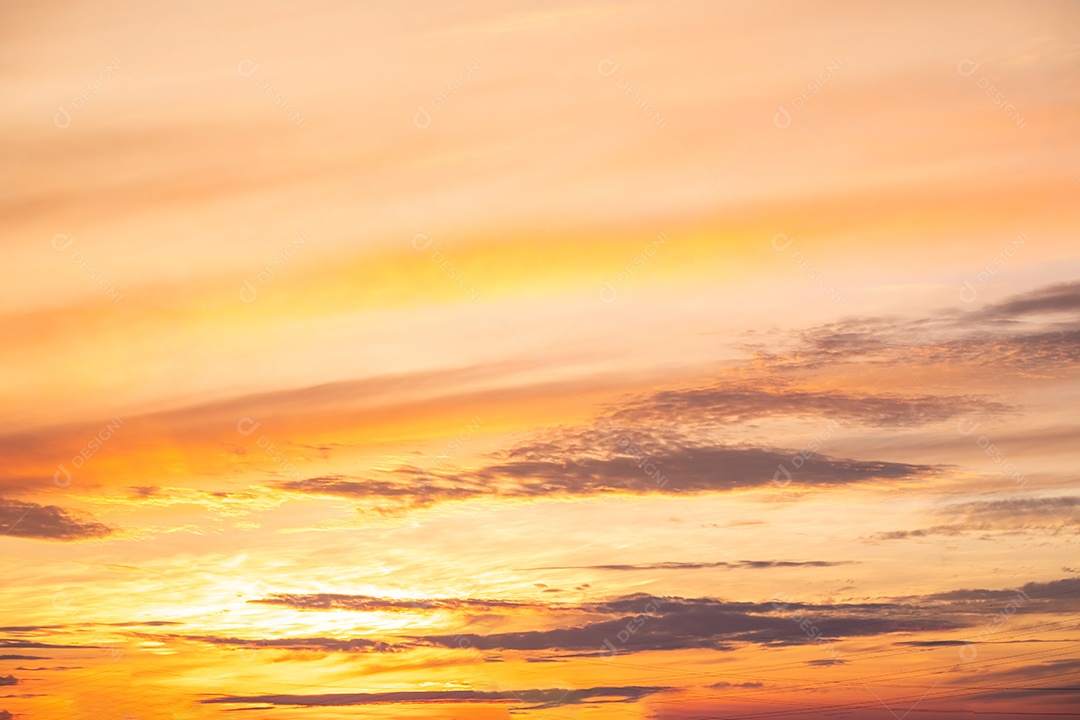 Céu alaranjado ccom nuvem em um fim de tarde