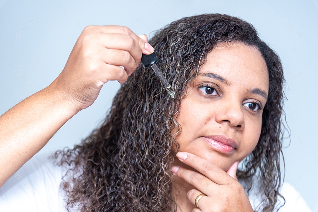 Mulher passando serum hidratante no rosto