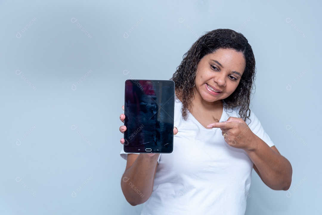 Mulher apontando um tablet
