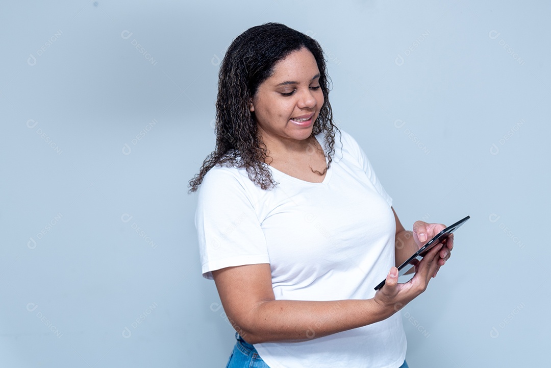 Jovem segurando alguma coisa feliz