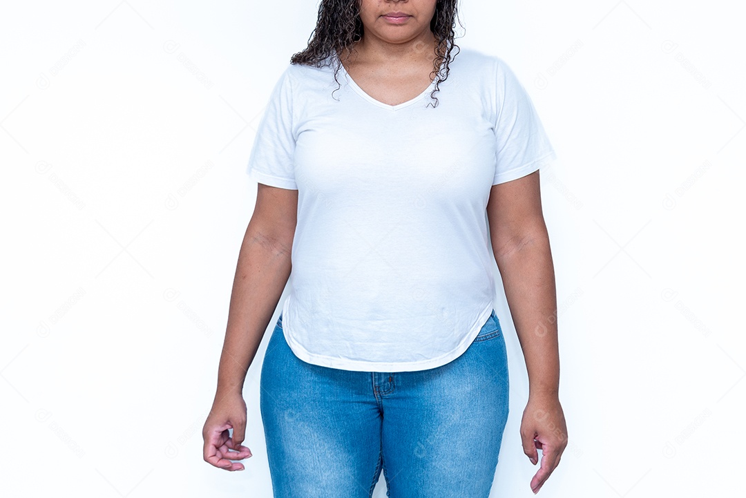 Mulher com calça jeans e camiseta branca