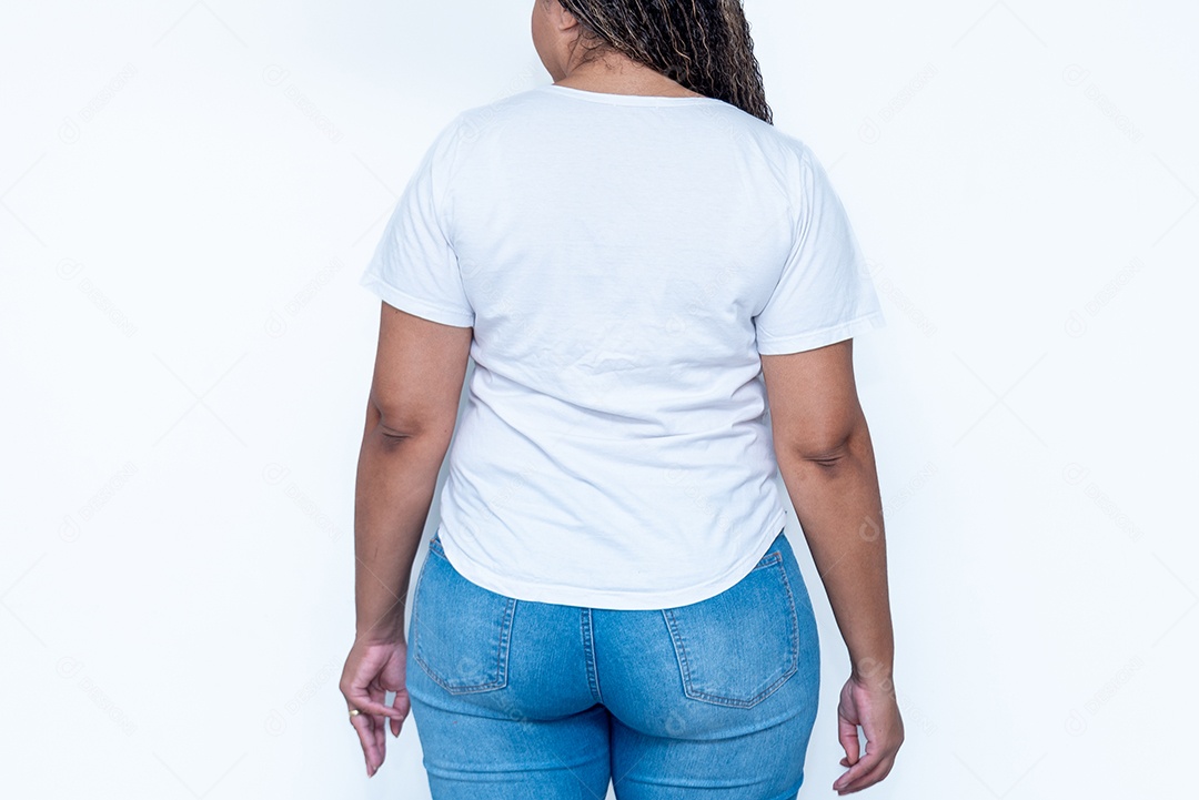 Mulher de costa com jeans e camiseta branca