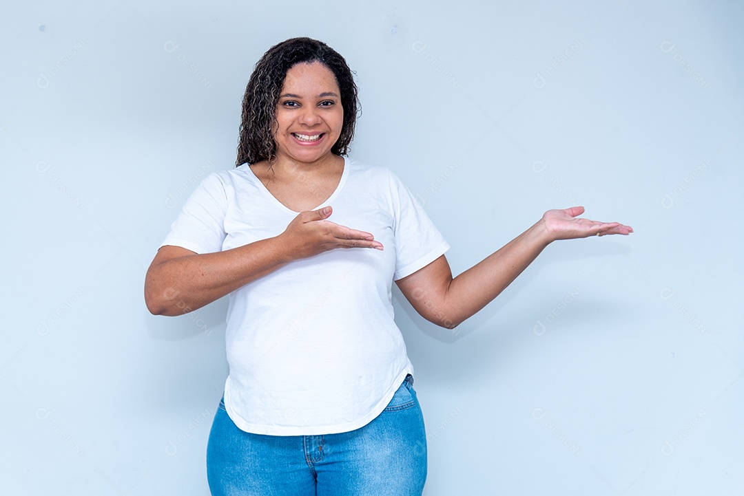 Mulher feliz apontando para o lado