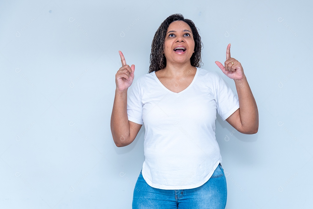 Mulher sorrindo apontando para cima