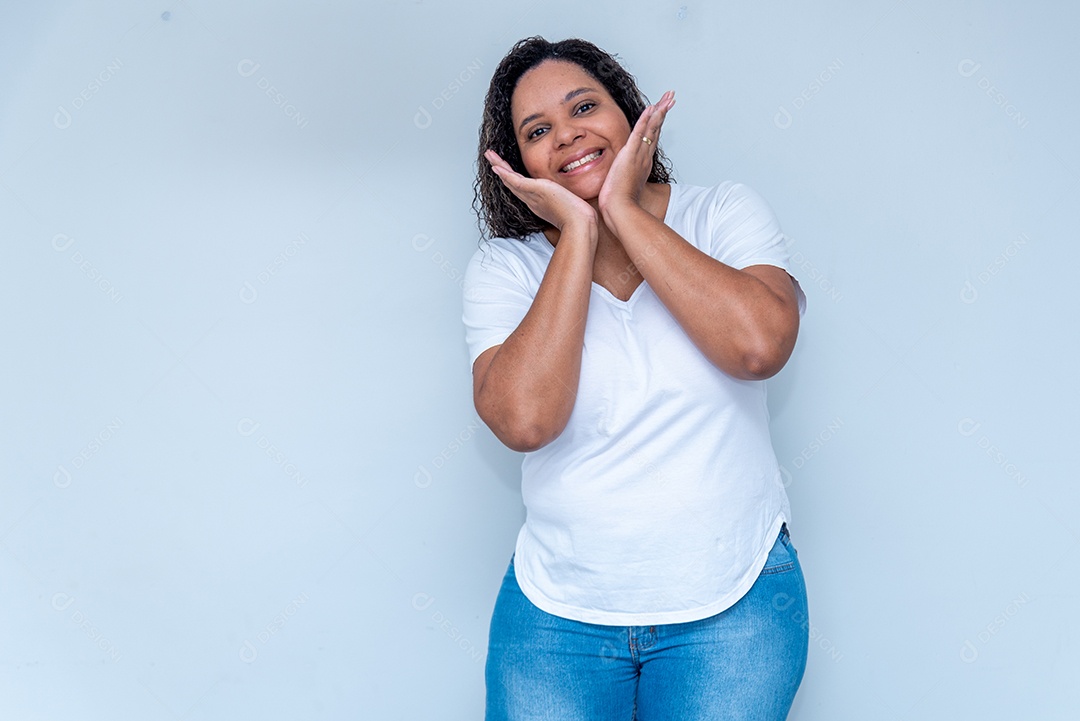 Mulher com mãos no queixo sorrindo