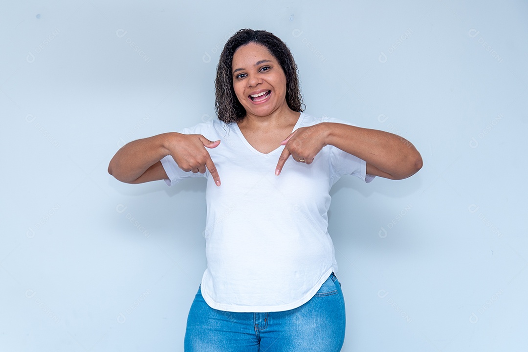 Jovem sorrindo mulher apontando para baixo