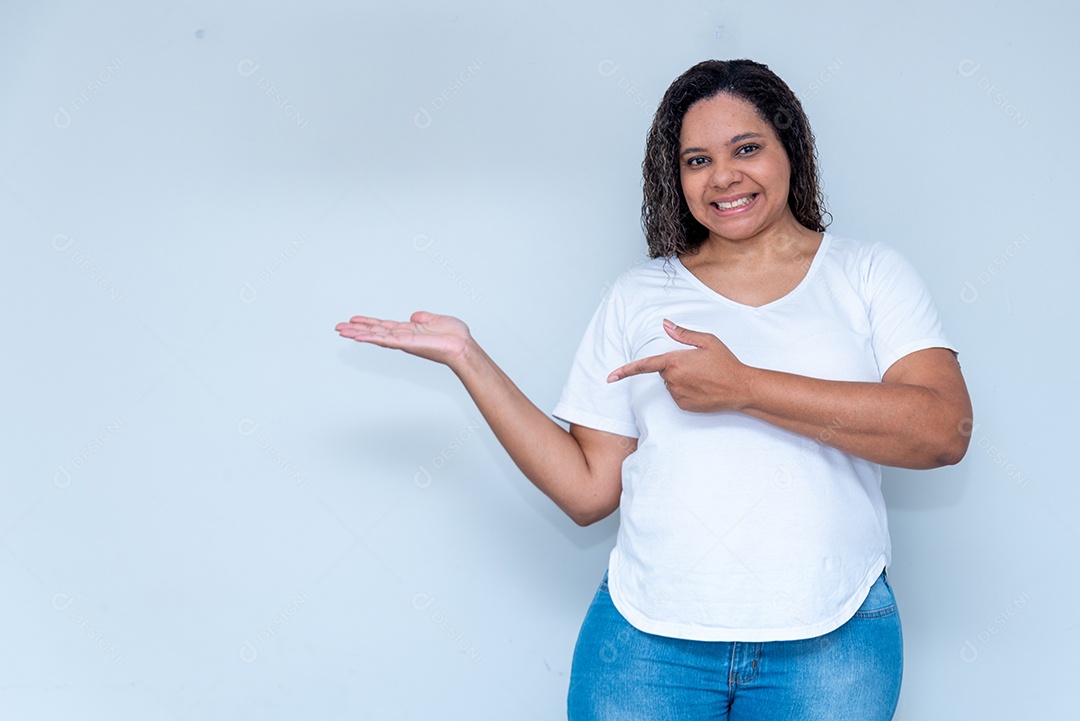 Mulher apontando para o lado