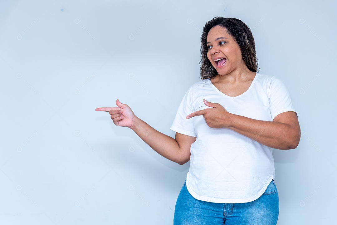 Mulher feliz apontando para o lado