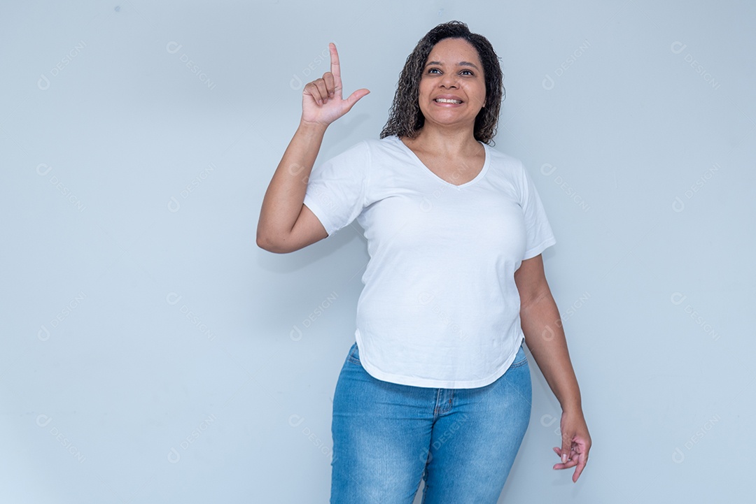 Mulher sorrindo apontando para cima