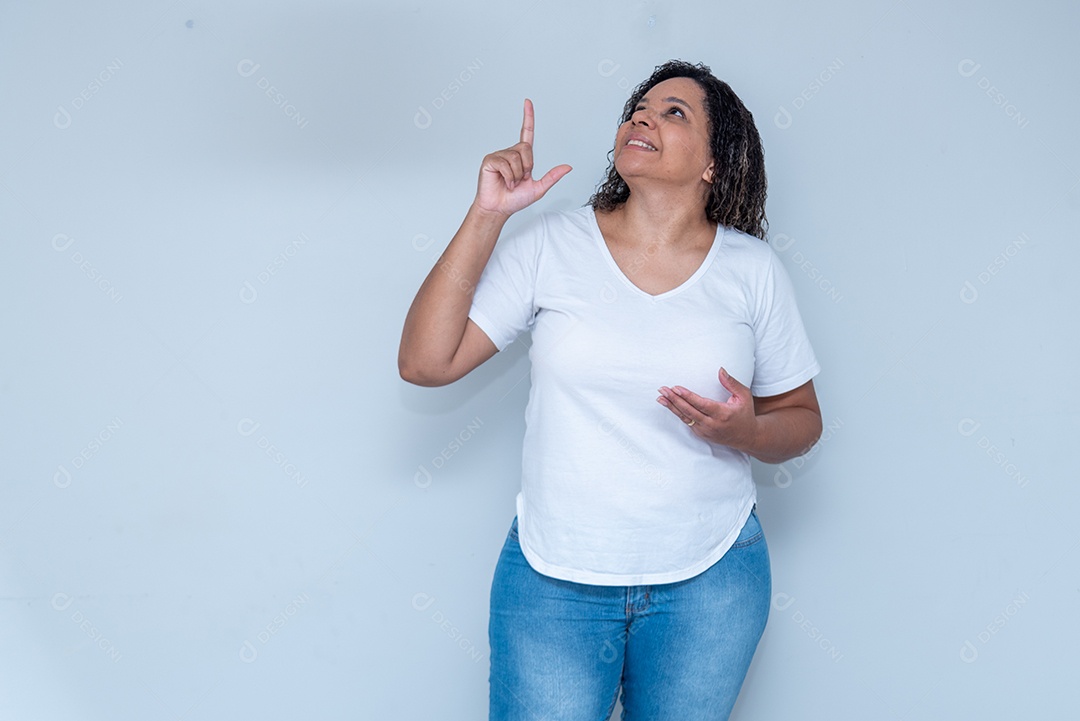 Mulher apontando para cima sorrindo