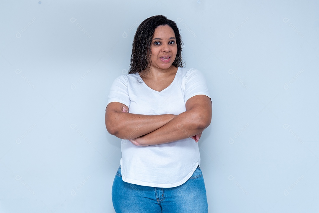 Mulher de braços cruzados