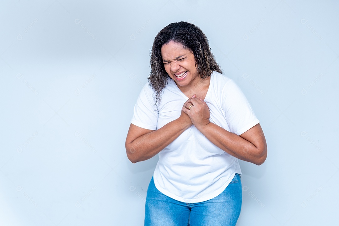Mulher com muita dor no peito