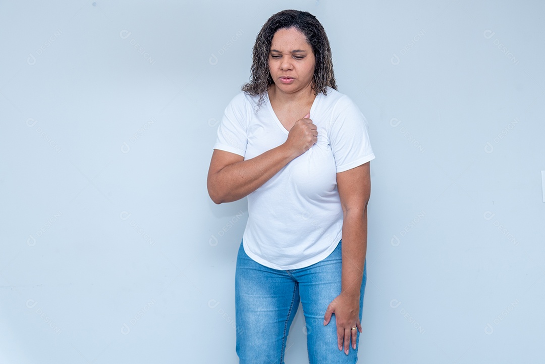 Jovem de camisa branca como dor no peito