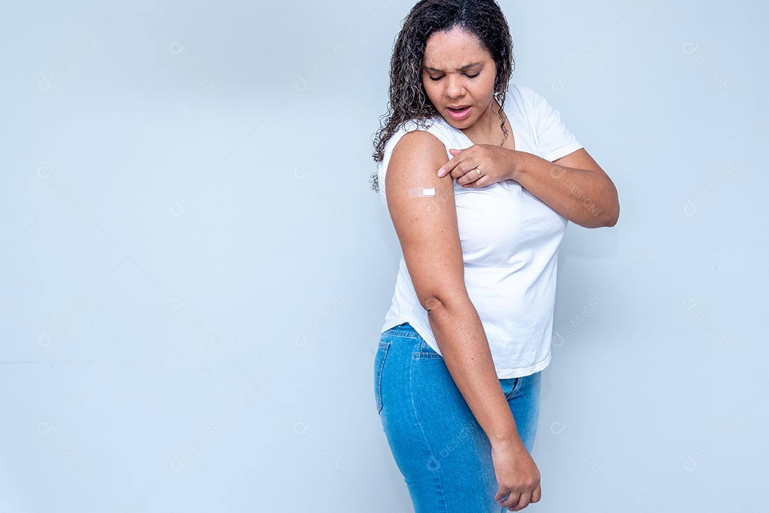 Mulher mostrando marca de vacinação