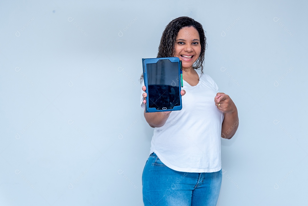 Jovem feliz apontando com tablet nas mãos