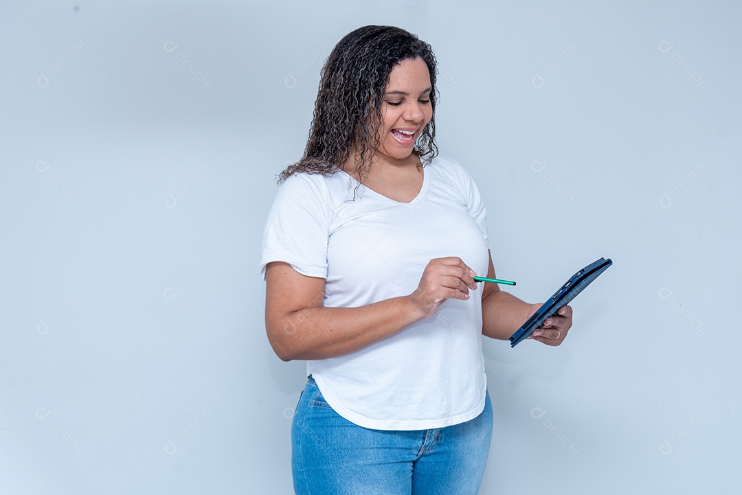 Mulher com tablet nas mãos