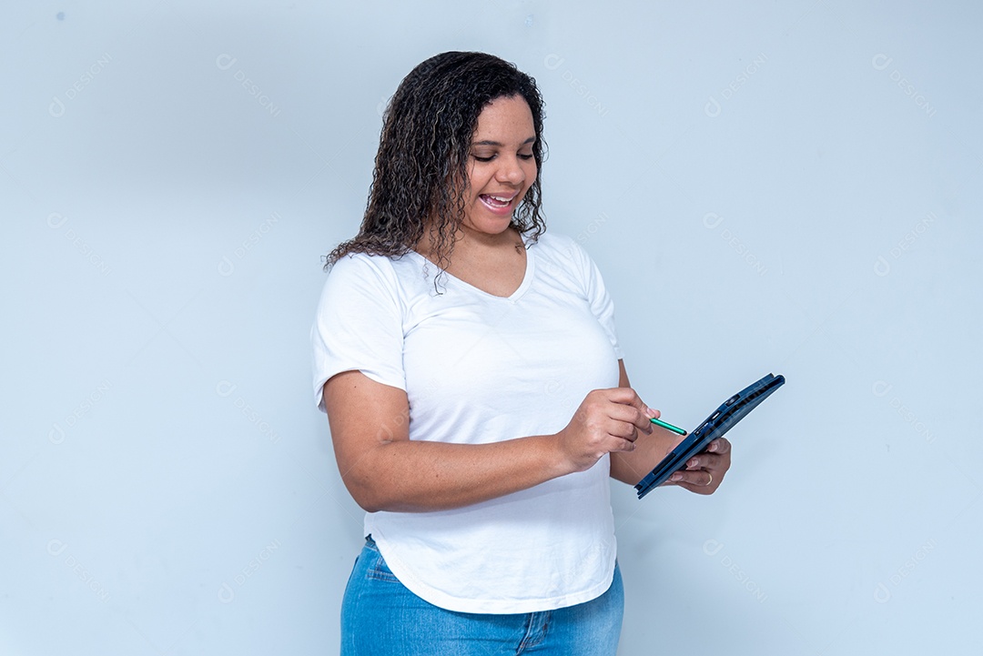 Jovem feliz com tablet nas mão
