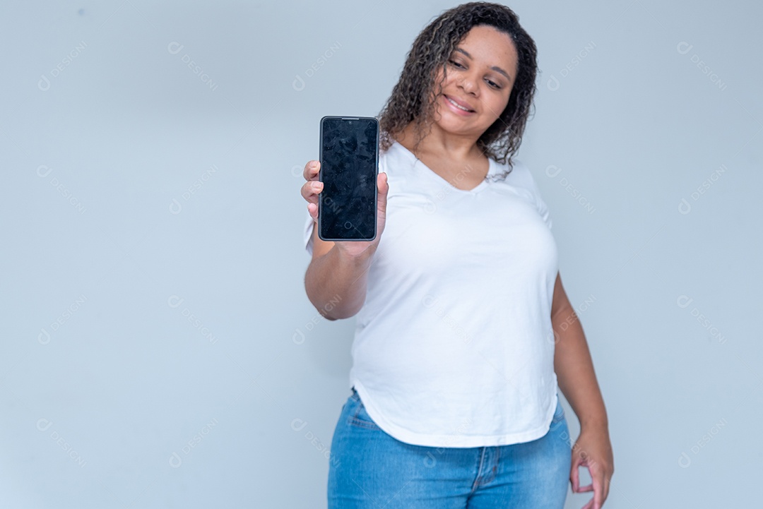 Mulher sorrindo com celular na mão