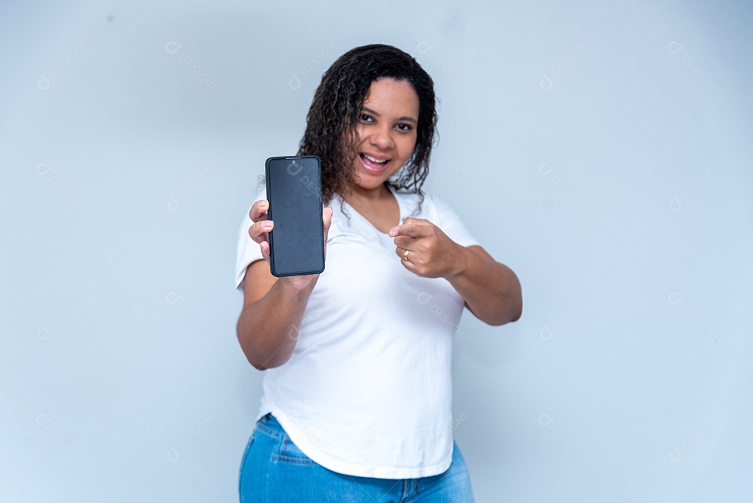 Mulher feliz segurando celular na mão