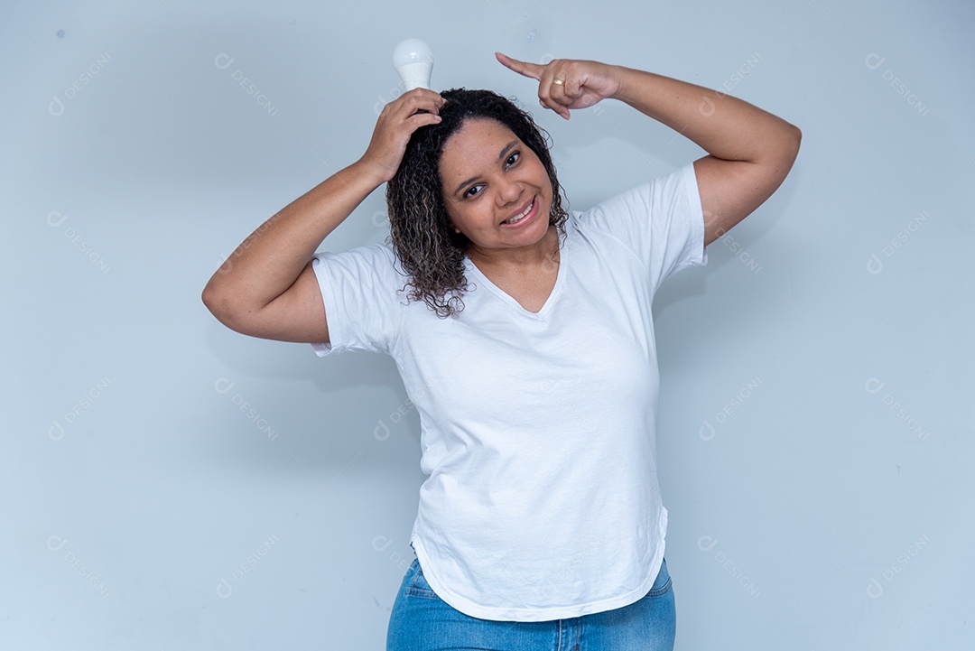 Mulher com uma lâmpada na cabeça