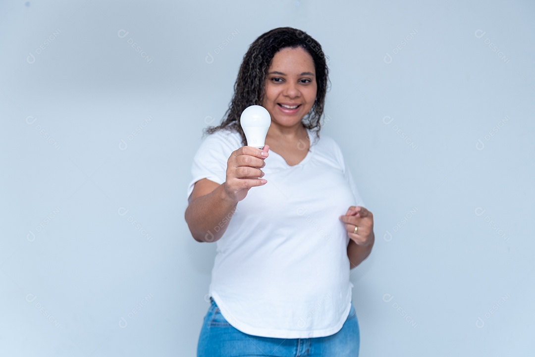 Mulher segurando uma lâmpada