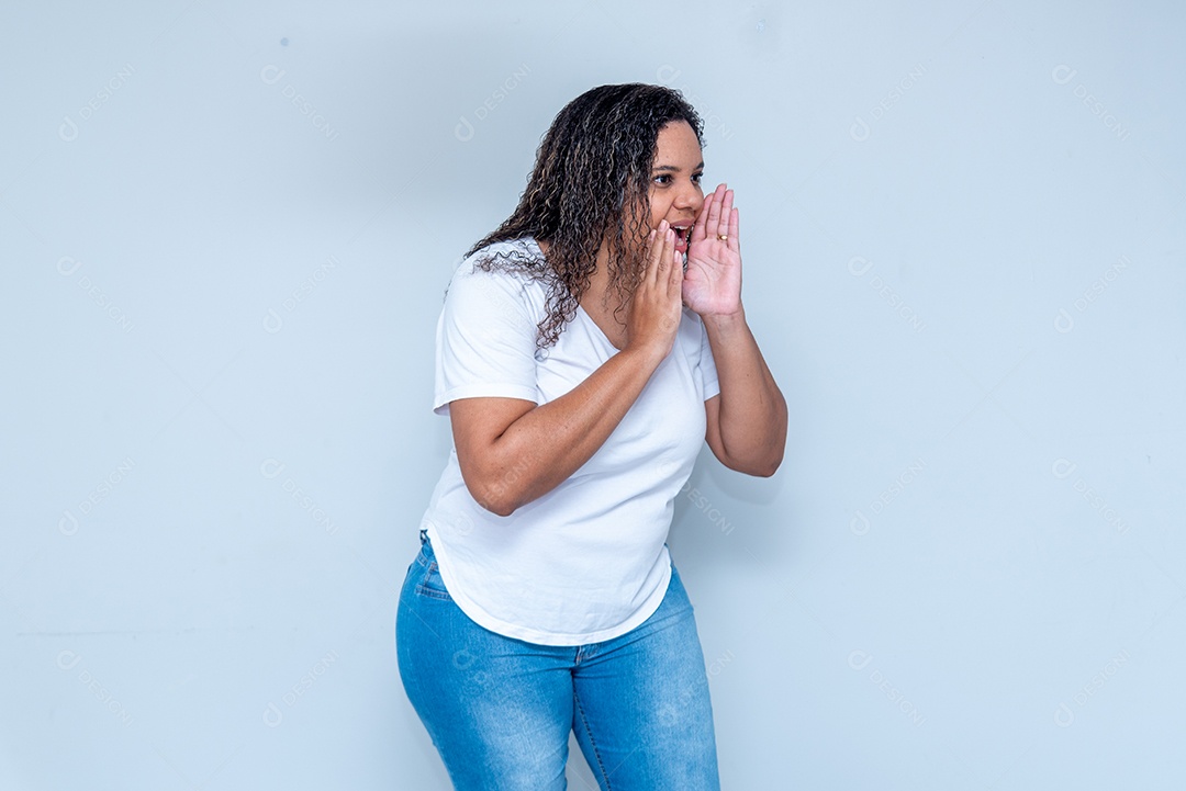 Mulher com gesto de grito